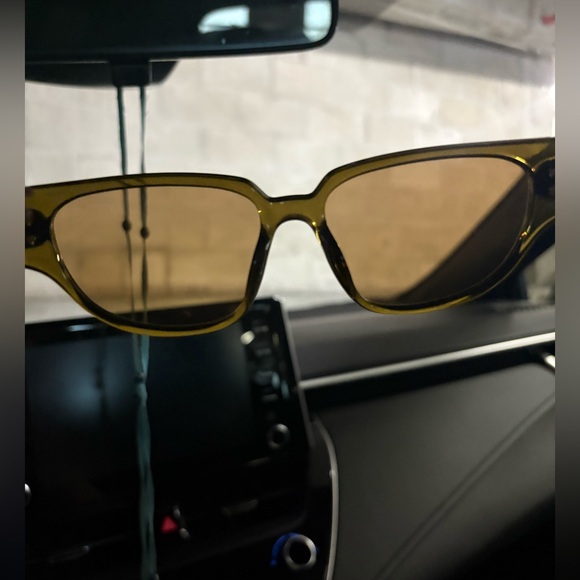 Le Specs x Missoma Pearl Sunglasses - Picture 10 of 11